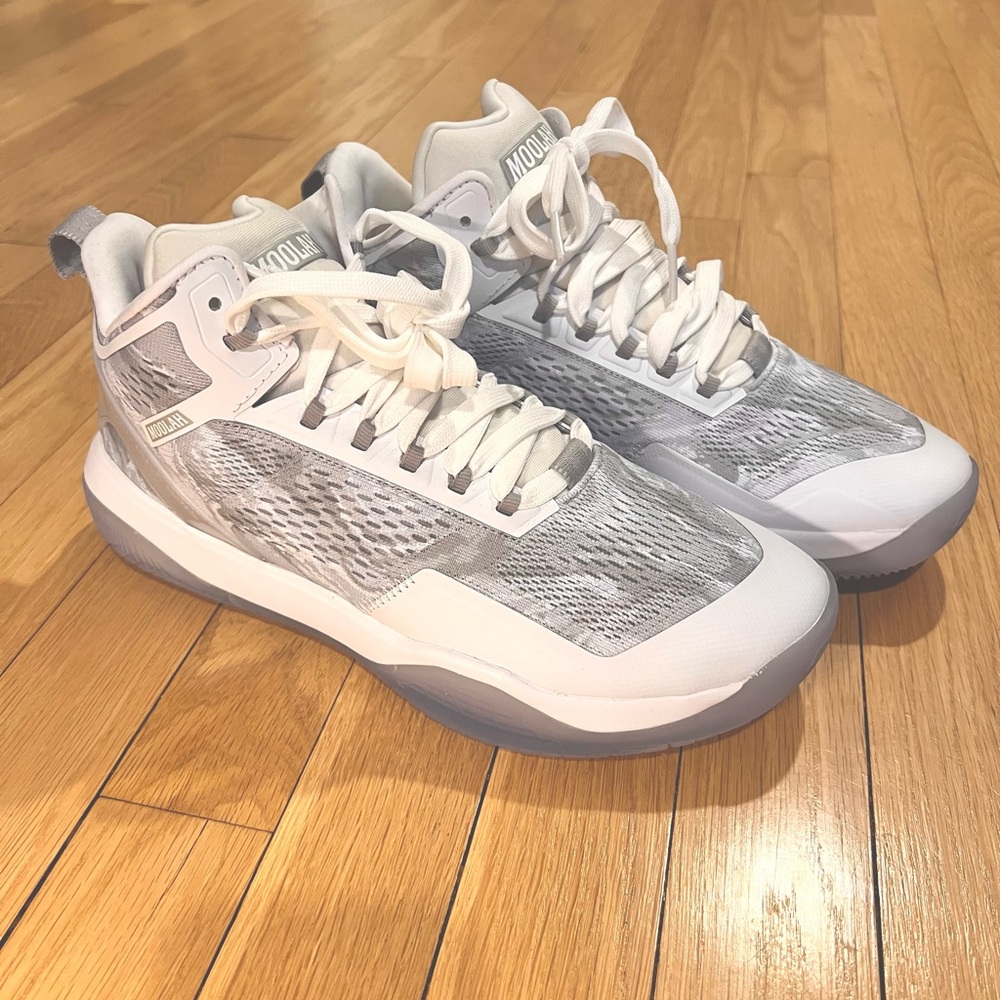 NEW Moolah Neovolt Pro women’s basketball sneakers 8.5